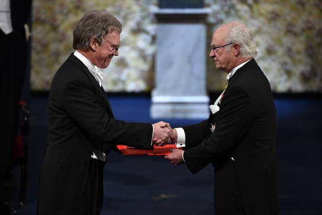 Physiology or Medicine laureate Sir Peter J Ratcliffe, left, receives the prize from King Carl Gustaf of Sweden, during the Nobel Prize award ceremony, at the Stockholm Concert Hall, in Stockholm, Monday, Dec 10, 2019 STOCKHOLM SWEDEN x10060x,  Copyright: xHenrikxMontgomery TTx SWEDEN NOBEL