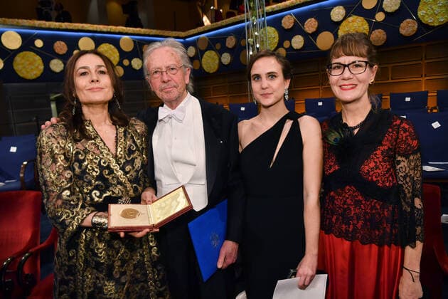 Literature laureate Peter Handke, his wife Sophie Semin Handke L and daughters R pose with his Nobel medal at the Nobel Prize award ceremony at the Stockholm Concert Hall, in Stockholm, Monday, Dec 10, 2019 STOCKHOLM SWEDEN x10030x,  Copyright: xJonasxEkstromer TTx SWEDEN NOBEL