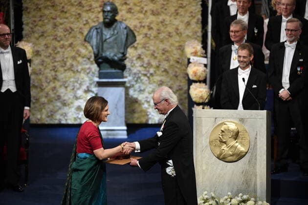 Esther Duflo of France, left, receives the Sveriges Riksbank Prize in Economic Sciences in Memory of Alfred Nobel from King Carl Gustaf of Sweden, during the Nobel Prize award ceremony, at the Stockholm Concert Hall, in Stockholm, Monday, Dec 10, 2019 STOCKHOLM SWEDEN x10060x,  Copyright: xHenrikxMontgomery TTx SWEDEN NOBEL