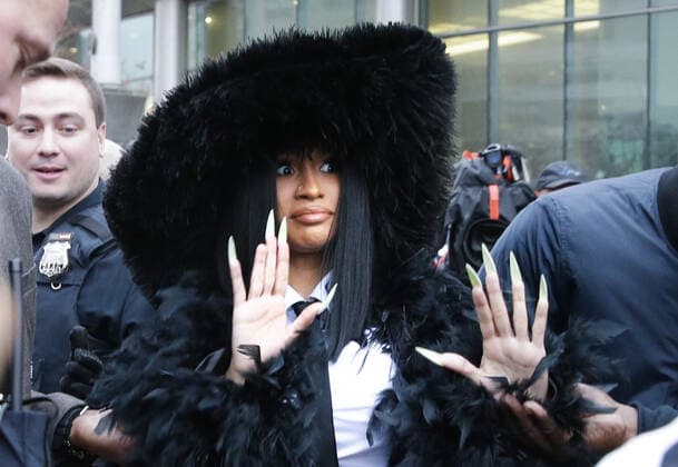 Bilder des Jahres 2019, Entertainment 12 Dezember Entertainment Bilder des Tages Cardi B exits Queens County Criminal Court in New York City on Tuesday, December 10, 2019. The 26-year-old is accused of throwing bottles and chairs at two bartenders at Angels Strip Club in Flushing back in August of 2018.  NYP20191210107 JOHNxANGELILLO