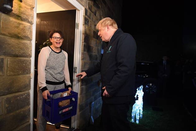 News Bilder des Tages . 11 12 2019. Leeds, United Kingdom. Boris Johnson General Election Campaign Day 32. Britain s Prime Minister Boris Johnson delivers milk to residents in Jacquard Gardens, Leeds with candidate Stuart Andrew, on day 32 of his 2019 General Election Campaign..  xAndrewxParsonsx xi-Imagesx IIM-20544-0013