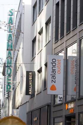 10 12 2019, city centre, Hanover, company logo s in the pedestrian zone, in the picture logo s of the companies Salamander, Hallhuber and zalando outlet company logo s www.sielski-press.de