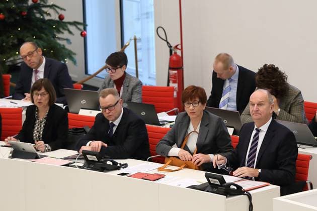 Blick auf die Regierungsbank vor Beginn einer Regierungserklärung des Ministerpräsidenten zur neu gebildeten Regierungskoalition während einer Sitzung des Brandenburger Landtags in Potsdam, 11. Dezember 2019. V.l.: Ursula Nonnemacher (Bündnis 90 Die Grünen, Ministerin für Soziales, Gesundheit, Integration und Verbraucherschutz), Michael Stübgen (CDU, Minister des Inneren und für Kommunales), Kathrin Schneider (SPD, Chefin der Staatskanzlei) und Ministerpräsident Dietmar Woidke (SPD). Landtag Brandenburg: Regierungserklärung zur neu gebildeten Regierungskoalition *** View of the Regierungsbank before the start of a government declaration by the Prime Minister on the newly formed government coalition during a session of the Brandenburg Landtag in Potsdam, 11 December 2019 V l Ursula Nonnemacher Bündnis 90 Die Grünen, Minister for