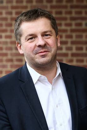 Sven Schulze (Generalsekretär der CDU Sachsen-Anhalt) - Besuch des Mitteldeutschen Kompetenznetz Seltene Erkrankungen an der Uniklinik Magdeburg er spricht mit Ärzten und Patienten *** Sven Schulze Secretary General of the CDU Saxony Anhalt Visit of the Central German Competence Network Rare Diseases at the University Hospital of Magdeburg he talks to doctors and patients