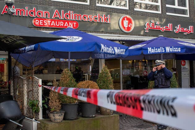 10.12.2019, Essen , Schlägerei im Clan Milieu am Salzmarkt in der Essener Innenstadt , 40-50 Personen sollen beteiligt gewesen sein , Messer und Glasflaschen im Spiel. *** 10 12 2019, food , brawl in the clan milieu at the salt market in downtown Essen , 40 50 people are said to have been involved , knives and glass bottles in the game