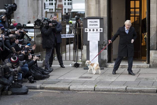 Bilder des Jahres 2019, News 12 Dezember News Bilder des Tages December 12, 2019, London, London, UK: London, UK. Prime Minister Boris Johnson and his dog Dilyn depart The Methodist Hall in Westminster after casting his vote London UK  - ZUMAl94_ 20191212_zaf_l94_032 Copyright: xGeorgexCracknellxWrightx