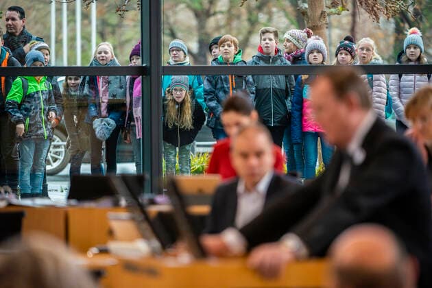 Bilder des Jahres 2019, News 12 Dezember News Bilder des Tages 3. PLENARSITZUNG IM THÜRINGER LANDTAG 12 12 2019 - Erfurt: Besucher des Landtags schauen durch das Fenster während der Thüringer Ministerpräsident Bodo Ramelow (DIE LINKE) die Regierungserklärung zum Thüringen-Monitor 2019 ab gibt in der 3. Plenarsitzung des Thüringer Landtags am 12. Dezember 2019. _________________ *** 3 PLENARY MEETING IN THURINGER LANDTAG 12 12 2019 Erfurt Visitors of the Landtag look through the window during the Thuringian Prime Minister Bodo Ramelow DIE LINKE makes the government declaration to the Thüringen Monitor 2019 in the 3 plenary session of the Thüringer Landtag on 12 December 2019