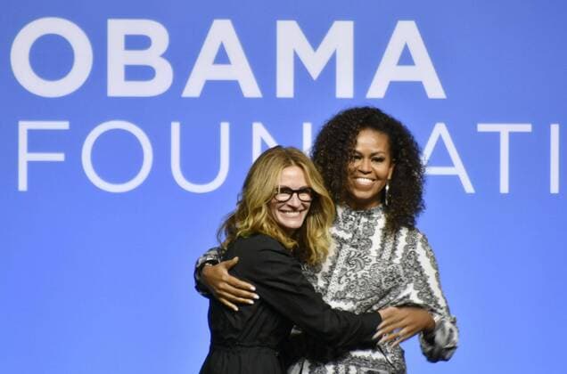 Berühmte Feministinnen, Michelle Obama Bilder des Jahres 2019, Entertainment 12 Dezember Entertainment Bilder des Tages Michelle Obama, Julia Roberts in Malaysia (From L) Actress Julia Roberts and former U.S. First Lady Michelle Obama attend a roundtable in Kuala Lumpur on Dec. 12, 2019, where they called for the expansion of girls education. 
