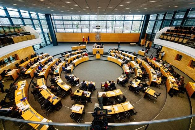 Erfurt , 121219 , 3. Plenarsitzung am Donnerstag, dem 12. Dezember 2019 im Plenarsaal des Thu?ringer Landtags Im Bild: Plenarsitzung im Plenarsaal *** Erfurt , 121219 , 3 Plenary sitting on Thursday, 12 December 2019 in the plenary chamber of the Thur ringer Landtag In the picture Plenary sitting in the plenary chamber