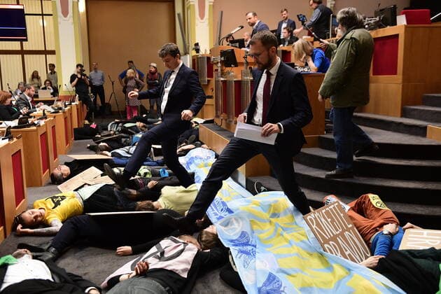 Bilder des Jahres 2019, News 12 Dezember News Bilder des Tages Protest of Extinction Rebellion demanding declaration of state of climate emergency was held during a meeting of the Prague City Assembly, on December 12, 2019, in Prague, Czech Republic. (CTKxPhoto RomanxVondrous) CTKPhotoP201912120563701  _VND3447