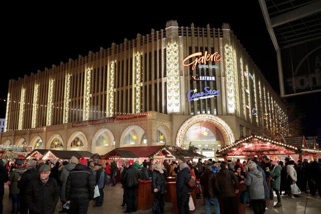 Chemnitz Christmas market 10 12 2019, Chemnitz, market, Christmas market with Christmas tree and stalls and Galeria Red Tower Chemnitz Saxony FRG