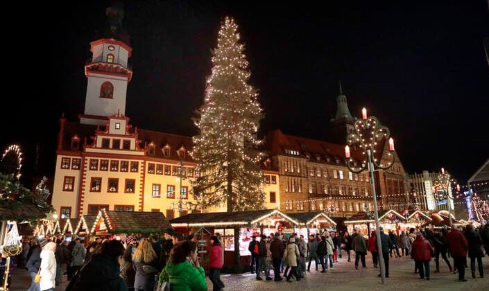 Chemnitz Christmas market 10 12 2019, Chemnitz, market, Christmas market with Christmas tree and sales stands Chemnitz Saxony FRG