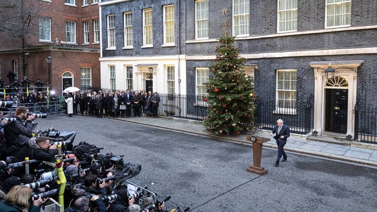 Bilder des Jahres 2019, News 12 Dezember News Bilder des Tages December 13, 2019, London, London, UK: London, UK. Prime Minister Boris Johnson delivers a speech outside 10 Downing Street after winning a majority for the Conservatives in the 2019 General Election. London UK  - ZUMAl94_ 20191213_zaf_l94_237 Copyright: xRobxPinneyx