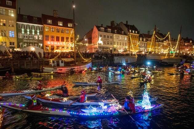 Bilder des Jahres 2019, News 12 Dezember News Bilder des Tages Kajakroerne holder Lucia-optog i Koebenhavns Havn, fredag den 13. december 2019.. , Copenhagen Denmark *** The kayaks hold Lucia parade in Copenhagen Harbor, Friday, December 13, 2019, Copenhagen Denmark,  Copyright: Photo:ThomasxSjoerup ThomasxSjoerupx COP104 spdk20191213-181129-L