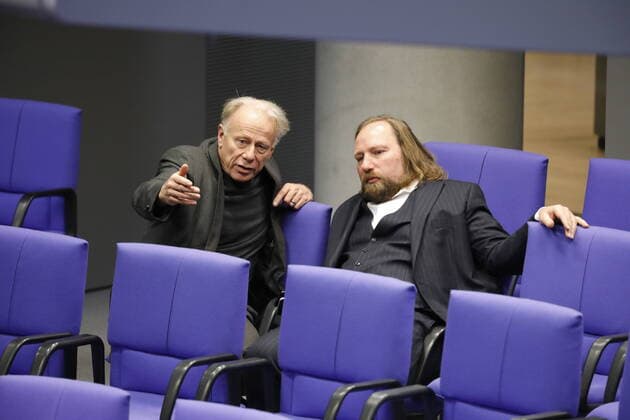 Bilder des Jahres 2019, News 12 Dezember News Bilder des Tages Jürgen Trittin, Anton Hofreiter, Bündnis 90 Die Grünen, Deutschland, Berlin, Bundestag (135. Sitzung) Bundestag beschließt Änderungen im Waffenrecht, 13.12.2019 *** Jürgen Trittin, Anton Hofreiter, Bündnis 90 Die Grünen, Germany, Berlin, Bundestag 135 Bundestag session adopts changes in weapons law, 13 12 2019