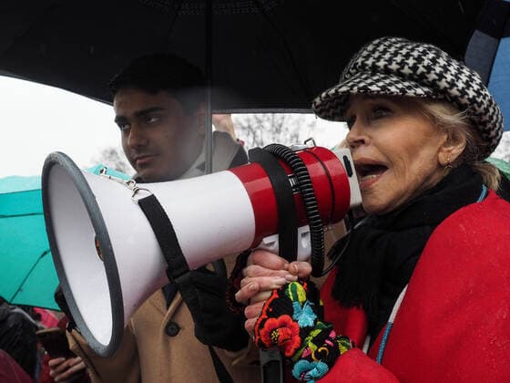 December 13, 2019, Washington, District of Columbia, USA: Jane Fonda cheers on activists as they are arrested on the steps of the US Capitol on Fire Drill Friday. Washington USA - ZUMAd155 20191213_znp_d155_001 Copyright: xSuexDorfmanx