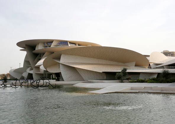 Architektur von Jean Nouvel Doha, Qatar, 14.09.2019 Das Nationalmuseum von Katar an der Al Corniche Street in Doha. Das vom französischen Architekten Jean Nouvel entworfene Museum soll an eine Wüstenrose erinnern. *** Doha, Qatar, 14 09 2019 The National Museum of Qatar on Al Corniche Street in Doha The museum, designed by French architect Jean Nouvel, is reminiscent of a desert rose