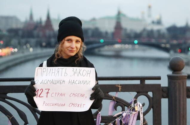 Bilder des Jahres 2019, News 12 Dezember News Bilder des Tages MOSCOW, RUSSIA - DECEMBER 14, 2019: Maria Alyokhina, a member of the Russian punk rock group Pussy Riot, co-founder of the MediaZona media outlet, stages a one-person protest during an event titled Bridge of Sisters in support of the Khachaturyan Sisters, charged with the murder of their father, on the Patriarshy Bridge. Activists have handed out ribbons and hung locks reading Freedom to Khachaturyan Sisters on the bridge. Sergei Fadeichev TASS  TS0C74F9