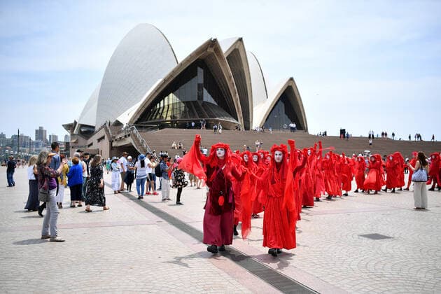 Bilder des Jahres 2019, News 12 Dezember News Bilder des Tages EXTINCTION REBELLION PROTEST SYDNEY OPERA HOUSE, Members of the Red Rebels seen during an Extinction Rebellion protest in Sydney, Sunday, December 15, 2019. ( NO ARCHIVING, EDITORIAL USE ONLY, NO USE IN BOOKS WITHOUT CONSENT SYDNEY NSW AUSTRALIA  Copyright: xJOELxCARRETTx 20191215001438034292