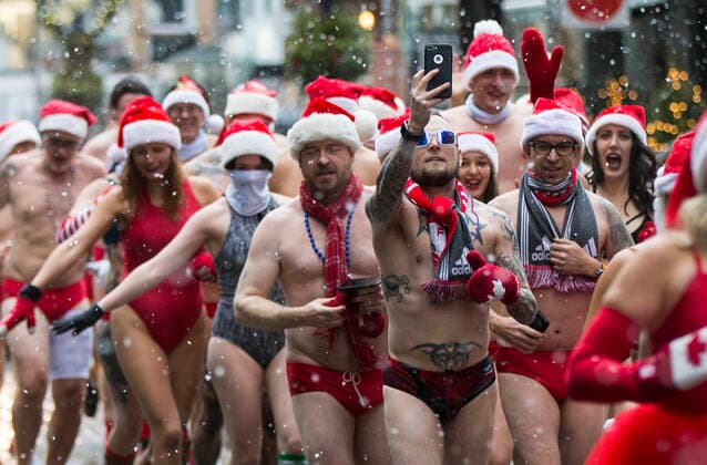 Bilder des Jahres 2019, News 12 Dezember News Bilder des Tages (191214) -- TORONTO, Dec. 14, 2019 -- A participant takes a selfie as he takes part in the 2019 Toronto Santa Speedo Run in Toronto, Canada, Dec. 14, 2019. Dozens of participants dressed in bathing suits and Santa Claus hats took part in this annual event on Saturday to raise money for sick kids. (Photo by Xinhua) CANADA-TORONTO-SANTA SPEEDO RUN ZouxZheng 