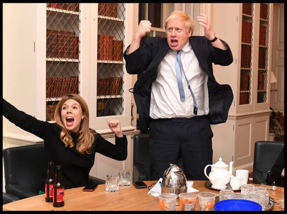 Bilder des Jahres 2019, News 12 Dezember . 13 12 2019. London, United Kingdom. Boris Johnson Election Night. Britain s Prime Minister Boris Johnson and his partner Carrie Symonds watch the 2019 Election results on the TV in his study in No10 Downing Street.  xAndrewxParsonsx xi-Imagesx IIM-20574-0013