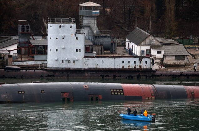 Bilder des Jahres 2019, News 12 Dezember News Bilder des Tages SEVASTOPOL, RUSSIA - DECEMBER 15, 2019: A decommissioned B-380 submarine of Russia s Black Sea Fleet risen to the surface in the Yuzhnaya Bay. The PD-16 floating dock with the submarine sank in the early hours of December 15, 2019. Sergei Malgavko TASS  TS0C760E