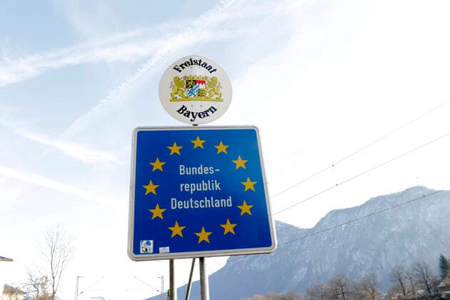 AUT, 2019 12 15 BLOCKADE OF THE B171 BORDER CROSSING KUFSTEIN KIEFERSFELDEN AND CELEBRATION BECAUSE OF ABOLITION OF THE VIGNETTE OBLIGATION TO KUFSTEIN SOUTH WITH 15 DECEMBER FREITSAAT BAVARIA SIGN BORDER CROSSING