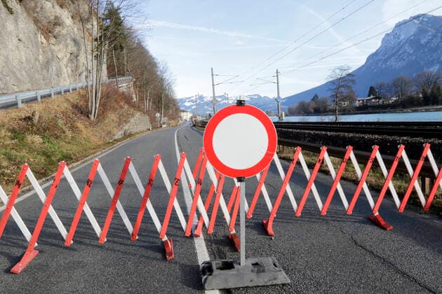 AUT, 2019 12 15 BLOCKADE OF THE B171 BORDER CROSSING KUFSTEIN KIEFERSFELDEN AND CELEBRATION BECAUSE OF ABOLITION OF THE VIGNETTE OBLIGATION TO KUFSTEIN SOUTH WITH 15 DECEMBER OVERVIEW BLOCKADE BORDER CROSSING B171 KUFSTEIN KIEFERSFELDEN