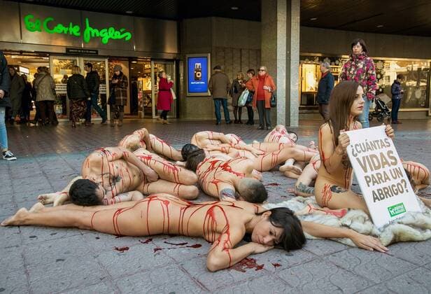 Bilder des Jahres 2019, News 12 Dezember News Bilder des Tages Activists of AnimaNaturalis organization in defense of the animal rights covered in fake blood take part in a protest action against fur industry in? Zaragoza, Spain, 15 December 2019. Protest against fur industry in Zaragoza !ACHTUNG: NUR REDAKTIONELLE NUTZUNG!  Copyright: xJavierxCebolladax GRAF9582 20191215-637120145474467222