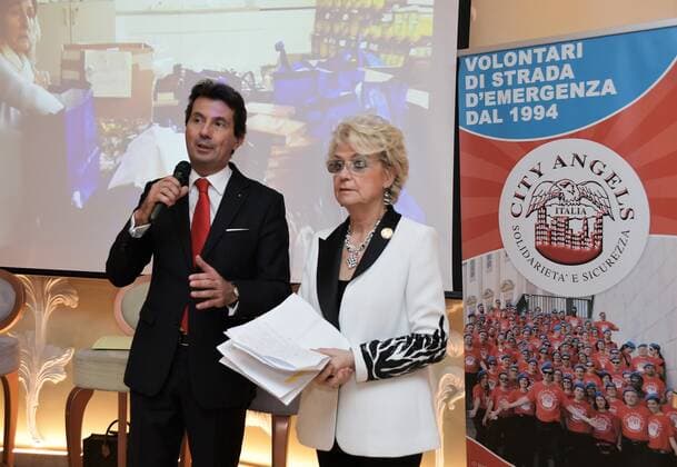 Entertainment Bilder des Tages Milan, Italy AMAL event with Silvana Giacobini presenting her book, Daniela Cuzzolin Oberosler career award during the Christmas greetings cocktail In the photo: Daniela Javarone President of the Milan Association Amici della Lirica and Andrea Mascaretti  Copyright: xNickxZonnax xIPAx xNickxZonnax