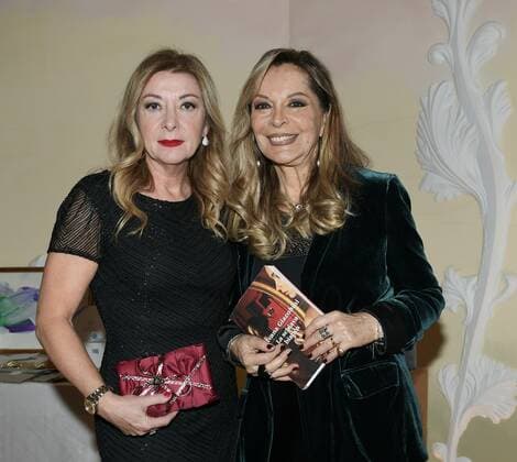 Entertainment Bilder des Tages Milan, Italy AMAL event with Silvana Giacobini presenting her book, Daniela Cuzzolin Oberosler career award during the Christmas greetings cocktail In the photo: Silvana Giacobini, Daniela Cuzzolin Oberosler  Copyright: xNickxZonnax xIPAx xNickxZonnax