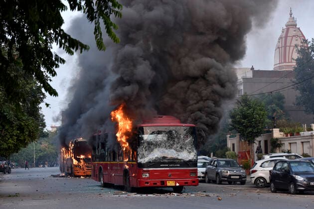 Bilder des Jahres 2019, News 12 Dezember News Bilder des Tages NEW DELHI, INDIA - DECEMBER 15: A burning bus is seen after it was set on fire by demonstrators during a protest against a the Citizenship Amendment Act, at New Friends Colony on December 15, 2019 in New Delhi, India. Protestors torched four public buses and two police vehicles as they clashed with police in New Friends Colony near Jamia Millia Islamia during a demonstration against the amended Citizenship Act on Sunday, leaving nearly 60 people including students, cops and fire fighters injured. (Photo by Sanjeev Verma Hindustan Times) Buses Torched, Nearly 60 Injured During Protest Against Citizenship Law Near Jamia University