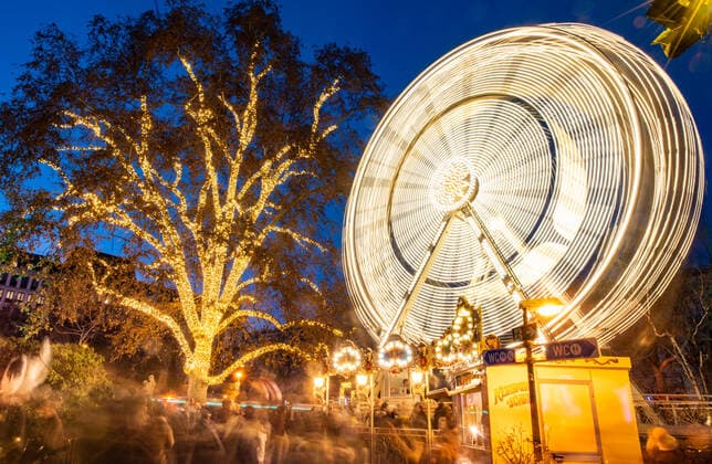 Bilder des Jahres 2019, Entertainment 12 Dezember Entertainment Bilder des Tages (191215) -- VIENNA, Dec. 15, 2019 -- Photo taken on Dec. 15, 2019 shows the illuminated ferris wheel at the Christmas market on the Rathausplatz in Vienna, Austria. As one of the oldest and most famous Christmas markets in Europe, the Christmas market at Rathausplatz in Vienna attracts a large number of local residents and tourists every year during the holiday season. ) AUSTRIA-VIENNA-CHRISTMAS MARKET GuoxChen 