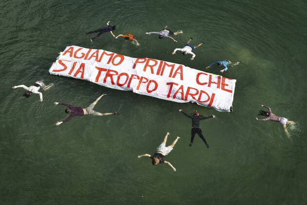 Bilder des Jahres 2019, News 12 Dezember December 15, 2019, Roma, Roma, Italy: Act before is too lateÃ¢â‚¬Â (in Italian Ã¢â‚¬oeAgiamo prima che sia troppo tardiÃ¢â‚¬Â)..Fake drown people flash mob by Extinction Rebellion in Roma in the lake of EUR neighborhood.. xtinction Rebellion, is a non-political movement with the stated aim of using civil disobedience to compel government action on climate breakdown, biodiversity loss, and the risk of social and ecological collapse. Roma Italy - ZUMAt147 20191215_zip_t147_004 Copyright: xMatteoxTrevisanx