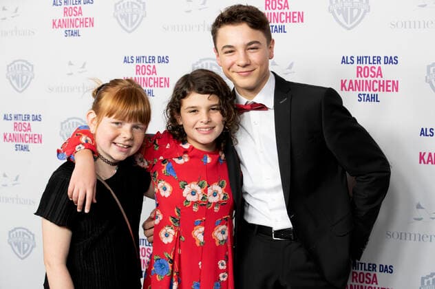 Bilder des Jahres 2019, Entertainment 12 Dezember Entertainment Bilder des Tages Hannah Kampichler, Riva Krymalowski und Marinus Hohmann bei der Premiere des Kinofilms Als Hitler das rosa Kaninchen stahl in der Astor Film Lounge im Arri. München, 15.12.2019 *** Hannah Kampichler, Riva Krymalowski and Marinus Hohmann at the premiere of the feature film Als Hitler das rosa Kaninchen stehl in der Astor Film Lounge im Arri Munich, 15 12 2019 Foto:xA.xPohlx xFuturexImage