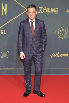 Weltpremiere der dritten Staffel Baylon Berlin Volker Bruch Ankunft roter Teppich zur Weltpremiere der dritten Staffel Baylon Berlin in Berlin am 16.12.2019 *** World premiere of the third season Baylon Berlin Volker Bruch Arrival of red carpet for the world premiere of the third season Baylon Berlin in Berlin on 16 12 2019 PPM
