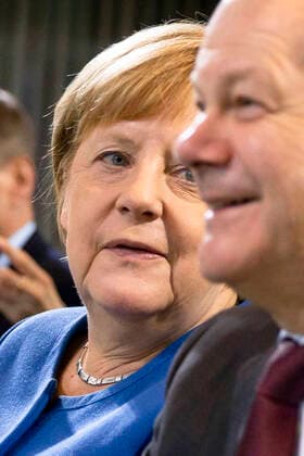 (L-R) Bundeskanzlerin Angela Merkel und Bundesfinanzminister Olaf Scholz am Ende einer Pressekonferenz nach der Unterzeichnung einer Absichtserklaerung durch Vertreter der Bundesregierung und der beteiligten Verbaende und Institutionen zur Fachkraeftezuwanderung im Kanzleramt in Berlin am 16. Dezember 2019. *** L R Federal Chancellor Angela Merkel and Federal Finance Minister Olaf Scholz at the end of a press conference after the signing of a declaration of intent by representatives of the Federal Government and the participating associations and institutions on the immigration of experts in the Chancellery in Berlin on 16 December 2019