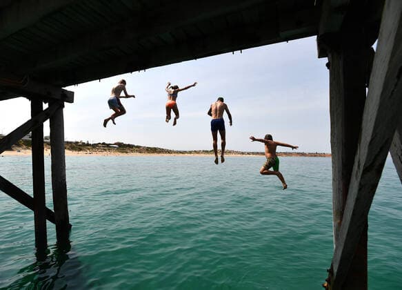 ADELAIDE HOT WEATHER, Swimmers jump from the Port Noarlunga Jetty in Adelaide, Tuesday, December 17, 2019. A heatwave spreading across Australia is expected to see parts of the nation swelter through temperatures close to 50C. ( NO ARCHIVING, EDITORIAL USE ONLY, NO USE IN BOOKS WITHOUT CONSENT ADELAIDE SA AUSTRALIA  Copyright: xDAVIDxMARIUZx 20191217001438288023