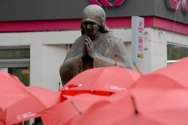 News Bilder des Tages Prostitute protest - Skopje, Macedonia 17.12.2019., Skopje, Macedonia - Annual Mars of the Red Umbrellas held to promote the rights of sex workers in Macedonia. Girls with masks and red umbrellas marched and demand from state bodies to remove prejudice and condemnation and prevent violence against sex workers.  STR-1234 HaloPix PIXSELL