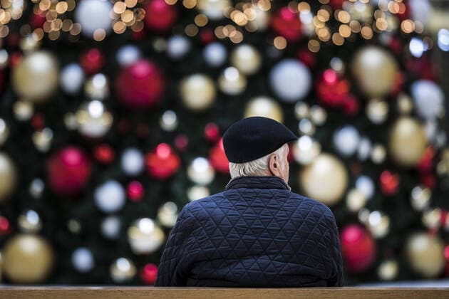 A man sitting alone on a bench in front of a decorated Christmas tree in Berlin, 17 12 2019 Berlin Germany Copyright: xFlorianxGaertner photothek.netx