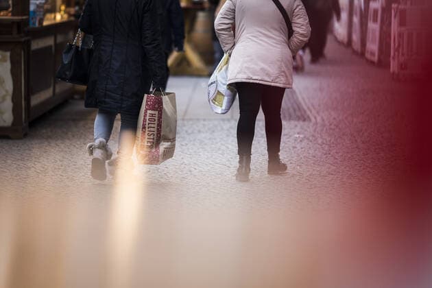Women carry shopping bags over a Christmas market in Berlin, 17 12 2019 Berlin Germany Copyright: xFlorianxGaertner photothek.netx