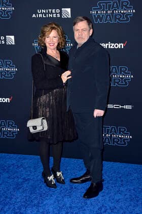 Mark Hamill mit Ehefrau Marilou York bei der Weltpremiere des Kinofilms Star Wars: Episode IX - The Rise of Skywalker Star Wars: Episode IX - Der Aufstieg Skywalkers zeitgleich im TCL Chinese Theater, im El Capitan Theatre und im Dolby Theatre. Los Angeles, 16.12.2019 *** Mark Hamill with wife Marilou York at the world premiere of the movie Star Wars Episode IX The Rise of Skywalker Star Wars Episode IX Skywalkers Ascent Simultaneously at TCL Chinese Theater, El Capitan Theatre and Dolby Theatre Los Angeles, 16 12 2019 Foto:xD.xStarbuckx xFuturexImage
