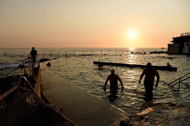 HOT WEATHER SYDNEY, People are seen swimming at Bronte Beach Pool in Sydney, Wednesday, December 18, 2019. Temperatures are set to reach as high as the mid forty degrees in New South Wales over the next coming days, with a total fire ban in place across all of NSW until Sunday. ( NO ARCHIVING, EDITORIAL USE ONLY, NO USE IN BOOKS WITHOUT CONSENT SYDNEY NSW AUSTRALIA  Copyright: xBIANCAxDExMARCHIx 20191218001438455267