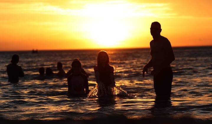 ADELAIDE HOT WEATHER, Beachgoers during hot weather at Glenelg Beach in Adelaide, Wednesday, December 18, 2019. A record-breaking heatwave is making its way across southeastern Australia, with temperatures set to exceed 40C in many parts of the country. ( NO ARCHIVING, EDITORIAL USE ONLY, NO USE IN BOOKS WITHOUT CONSENT ADELAIDE SA AUSTRALIA  Copyright: xKELLYxBARNESx 20191218001438547999
