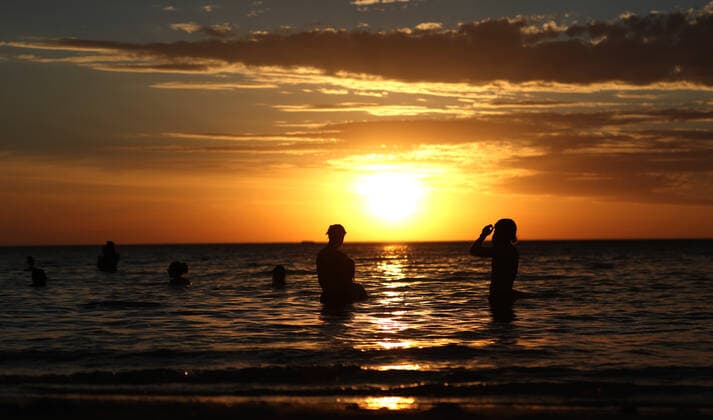 HOT WEATHER ADELAIDE, Beachgoers during hot weather at Glenelg Beach in Adelaide, Wednesday, December 18, 2019. A record-breaking heatwave is making its way across southeastern Australia, with temperatures set to exceed 40C in many parts of the country. ( NO ARCHIVING, EDITORIAL USE ONLY, NO USE IN BOOKS WITHOUT CONSENT ADELAIDE SA AUSTRALIA  Copyright: xKELLYxBARNESx 20191218001438548140