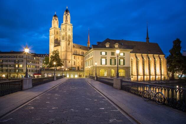 Münsterbrücke mit Kirche Grossmünster in der Dämmerung, Zürich, Schweiz, Europa *** Münster bridge with Grossmünster church at dusk, Zurich, Switzerland, Europe Copyright: imageBROKER MarcxRasmus iblmra05050593.jpg