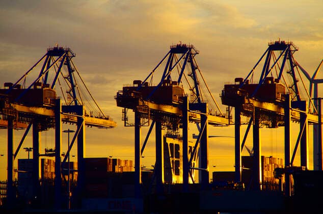 News Bilder des Tages Hamburger Hafen, Export und Import: Containerbrücken im Sonnenuntergang *** Port of Hamburg, export and import container gantry cranes at sunset