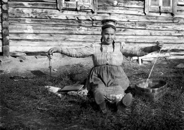 Older Sami woman spinning with spindle, Finland 1950s  www.geographyphotos.com PublicxDomain 968_16_lap_woman_spinning