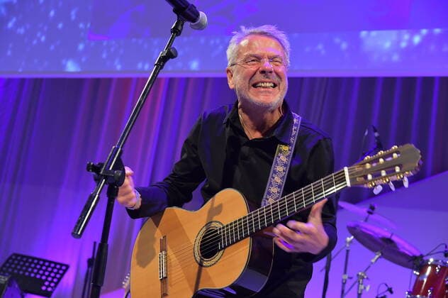 25 Jahre Frank Zander Weihnachtsfest Reinhard Mey vor dem Publikum voller Emotionen 25 Jahre Frank Zander Obdachlosen-Weihnachtsfeier fuer Obdachlose im Estrel Hotel in Berlin am 20.12.2019 *** 25 Years Frank Zander Christmas Reinhard Mey in front of the audience full of emotions 25 Years Frank Zander Homeless Christmas Party for Homeless in the Estrel Hotel in Berlin on 20 12 2019 PPM