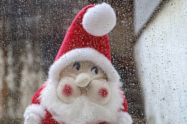 Auch in diesem Jahr ist an Weiße Weihnacht ist nicht zu denken, dass Wetter an Weihnachten wird eher Nass und regnerisch, Regentropfen an einer Fensterscheibe eine Nikolausfigur schaut durch das Fenster Winter im Siegerland am 22.12.2019 in Siegen Deutschland. *** Also this year is on White Christmas is not to think that weather at Christmas will be rather wet and rainy, raindrops on a windowpane a Santa Claus figure looking through the window winter in the Siegerland on 22 12 2019 in Siegen Germany